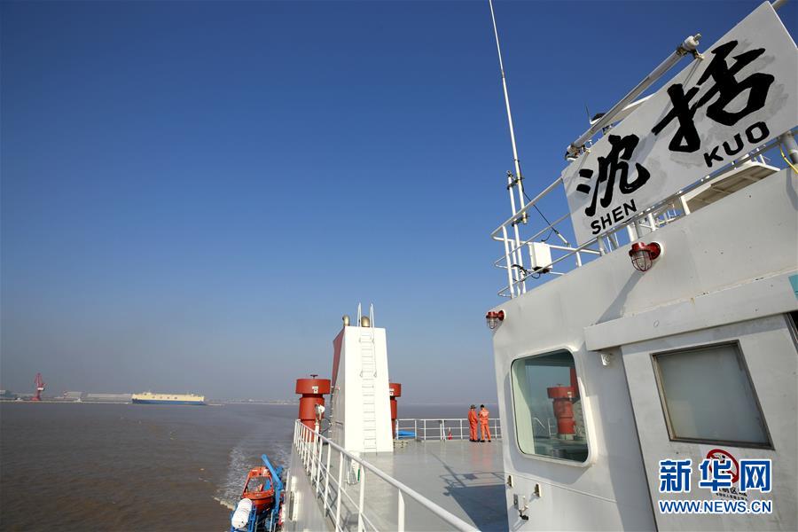 　　11月25日，“沈括”号从上海芦潮港码头启航。  　　11月25日，中国“彩虹鱼”2018马里亚纳海沟海试与科考团队乘“沈括”号科学调查船启航，奔赴全球最深海沟——马里亚纳海沟。 本次海上科考活动由上海海洋大学和西湖大学联合开展，为期40多天。考察队员和船员共60人，来自上海海洋大学、西湖大学、中科院海洋所、同济大学等10家机构。  　　新华社记者 张建松 摄