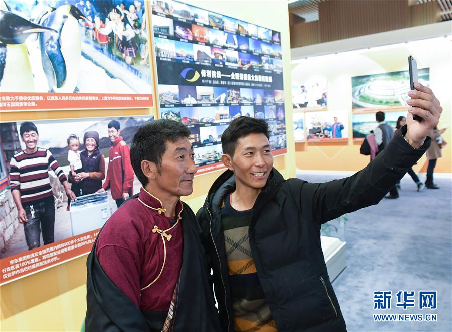 　　11月26日，在中国国家博物馆“伟大的变革——庆祝改革开放40周年大型展览”上，扎西平措(右)和多杰在有自己影像的展板前自拍合影。 当日，来自西藏自治区的电商物流工作人员扎西平措和藏族群众多杰在北京参观“伟大的变革——庆祝改革开放40周年大型展览”。 新华社记者 李贺 摄