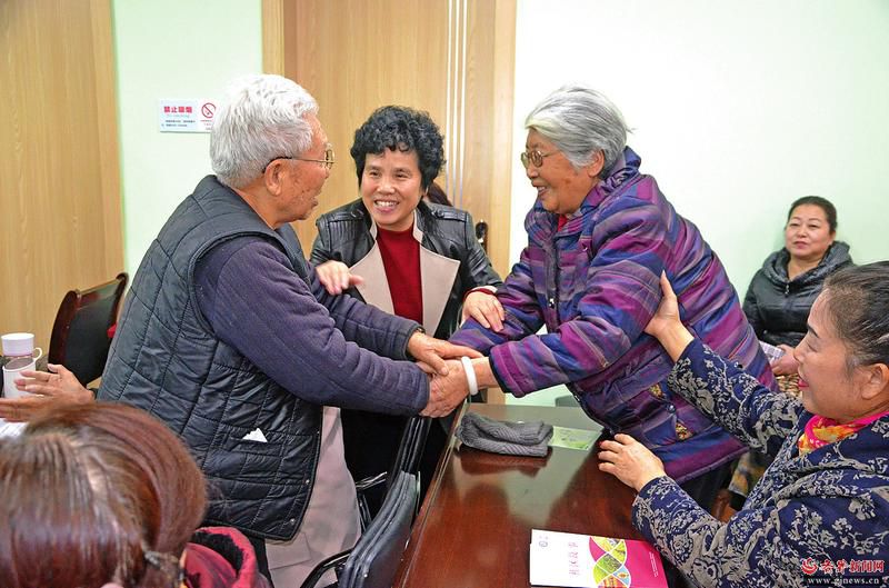 付法平老人激动地握住罗雅琴老人的手 付法平老人激动地握住罗雅琴老人的手
