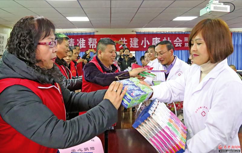 志愿者给洛南县精神卫生管理 服务中心赠送棉衣和生活用品等 记者 李鹏 摄 志愿者给洛南县精神卫生管理 服务中心赠送棉衣和生活用品等 记者 李鹏 摄