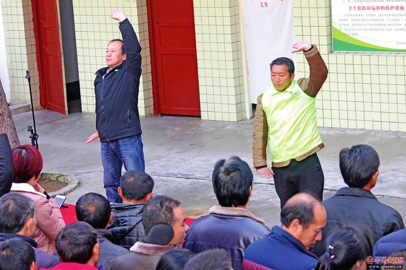 大爱清尘创始人王克勤(左)为患者展示八段锦康复操 大爱清尘创始人王克勤(左)为患者展示八段锦康复操