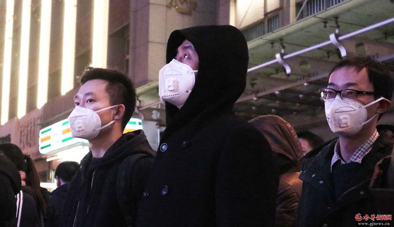 很多人采取防护措施减少雾霾吸入 记者 张晶 摄 很多人采取防护措施减少雾霾吸入 记者 张晶 摄