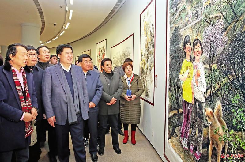 　　12月8日，省政协主席韩勇观看“讲述陕西故事”大型美术书法作品展。 记者 杜静波 摄