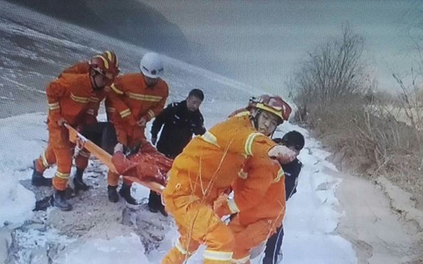 榆林一女子負(fù)氣跳黃河 3名民警冒-16℃嚴(yán)寒河中救人
