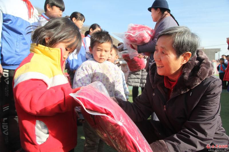 延川县慈善协会会长高风兰给孩子们送上棉衣
