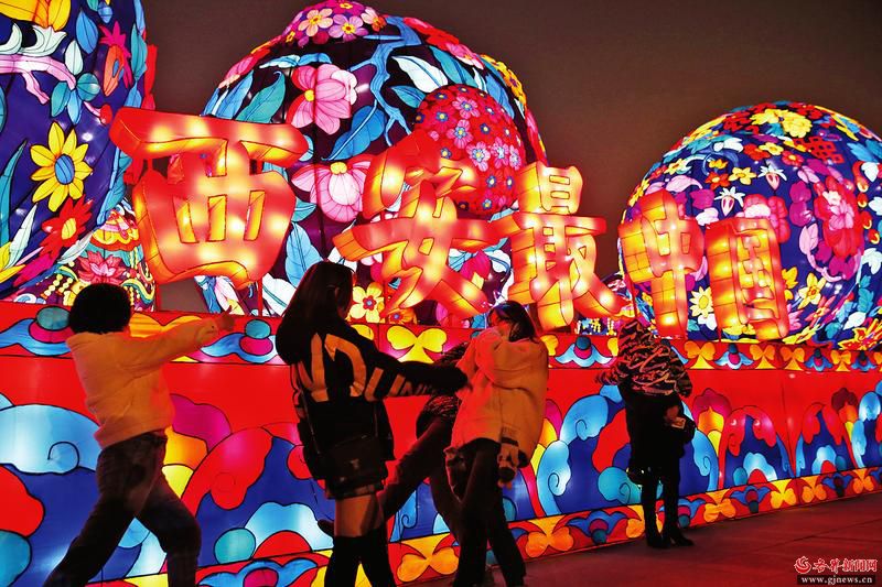 　2018年12月31日晚，2019年“西安年·最中国”嘉年华开幕式暨跨年祈福盛典活动在大雁塔北广场盛大举行。 