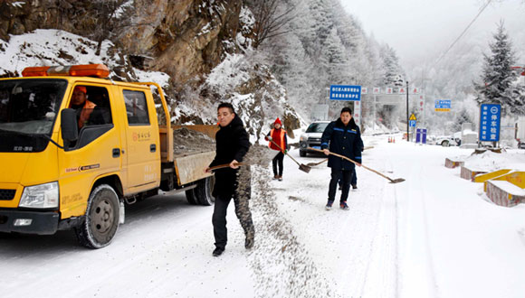 佛坪公路管理段清雪除障確保108國道安暢