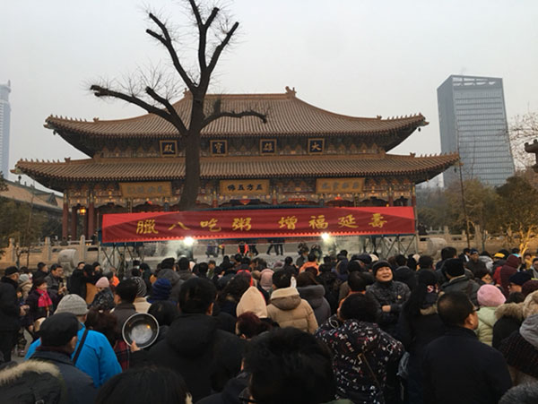 臘八節(jié)西安市民區(qū)大興善寺排長(zhǎng)隊(duì)領(lǐng)粥祈福吉祥