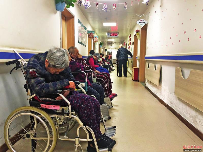 护理院里，半自理护理区，老人们正在等待集中配餐。