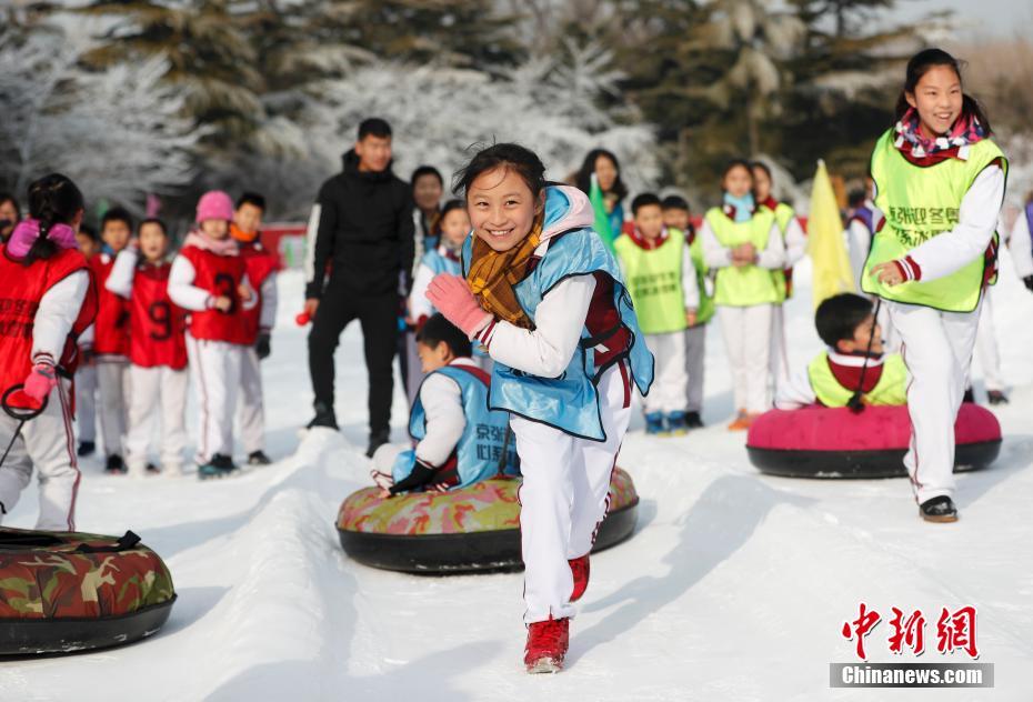 　1月18日，北京玉渊潭公园开展“欢乐迎冬奥 寒假冰雪梦”雪地趣味运动会，来自北京外国语大学附属小学的学生在雪地上充分展示着青春活力，雪地曲棍球、雪地青春竞速、雪地牵钩拔河、雪地足球等项目不但提升孩子们身体素质，也为推动冰雪运动发展拓展了空间。中新社记者 杜洋 摄
