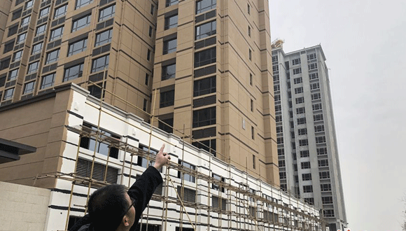 閻良區(qū)30戶業(yè)主客廳窗旁現(xiàn)排煙氣道 銷售稱沒有公示過規(guī)劃圖