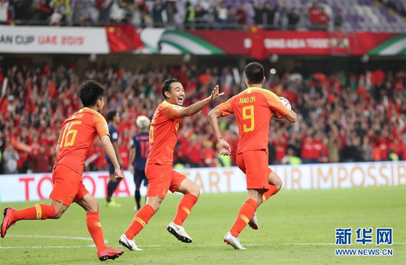 　1月20日，中国队球员肖智（右）进球后与队友庆祝。 当日，在阿联酋艾因举行的2019年亚洲杯足球赛八分之一决赛中，中国队以2比1战胜泰国队，晋级八强。 新华社记者 曹灿 摄