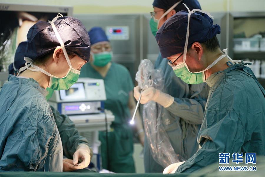 　空军军医大学西京医院妇产科主任陈必良教授（前右）为产妇实施移植子宫内孕育胎儿剖宫产术（1月20日摄）。　新华社发（张懿楠摄）