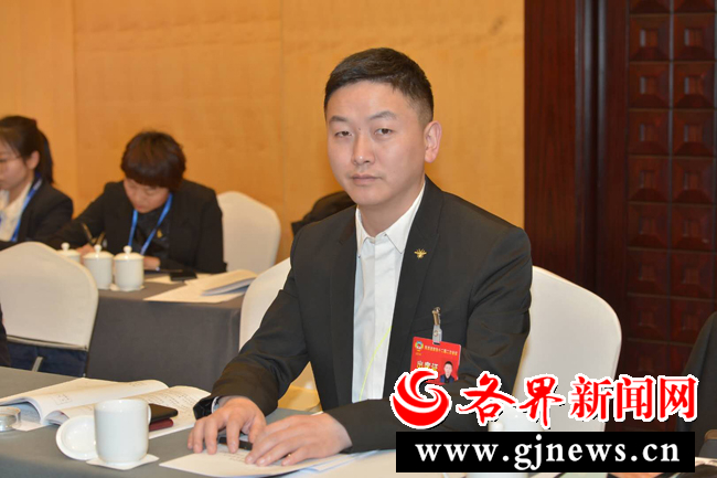 听了省政协主席韩勇所作的常委会工作报告，这两天，省政协委员陈盼盼脑海中一直回荡着去年省政协在优化营商环境、助力脱贫攻坚方面所作的贡献。  　　1月28日举行的小组讨论会一开场，陈盼盼便向与会委员热情陈述省政协过去一年的履职担当。他感慨道：“尤其是年底的优化营商环境调研，事先不打招呼，没有客套、只谈问题，民营企业现场抛出问题，政协委员仔细聆听积极提出建议。这在我两届政协委员履职生涯中还是头一回。”  　　“这次调研是民主监督性质，因此要找出问题，并积极提出意见和建议，供党委、政府参考决策。”陈盼盼回忆说，调研组在谈会上，随机找企业座谈，听到的都是实实在在的问题，这为调研组成员精准资政建言提供了空间。  　　调研前夕，当得知会有7位省政协副主席带队分赴我省其他地市进行调研，陈盼盼有些惊讶。他说：“省政协为这次调研倾注了心血，副主席亲自带队、专委会精心组织、政协委员参与其中，显示出省政协对此次调研的重视。作为省政协委员一定要俯下身子，  　　倾听基层企业心声，并利用提案、社情民意信息等方式为他们鼓与呼。”  　　积极参与调研只是陈盼盼2018年积极履职的一个片段，在省政协组织的脱贫攻坚活动中，依然有他的身影。  　　2018年11月22日，陈盼盼跟随陕西省各界爱心济困协会来到千阳县，慰问那里的重大疾病贫困患者，通过义诊、免费发放药品和图书等形式，让贫困群众感受到政协委员的爱心和诚意。  　　在千阳，看到因重大疾病致贫群众的日常生活后，陈盼盼陷入了沉思：“让贫困群众过上富裕生活是各级政府和各界爱心济困协会的终极愿望，作为政协委员一定要积极参加其中，尽自己一份微薄之力。”  　　谈及2019年心愿，陈盼盼表示，希望2019年民营企业能有更好发展，陕西的营商环境进一步优化，最重要的是我省贫困群众都能过上好日子。(记者 原登荣)