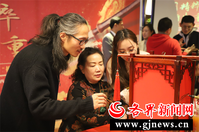 “西安年·最中国” 大咖汇集引领文化传承  肯德基邀“最美农民工”和劳模体验非遗国技