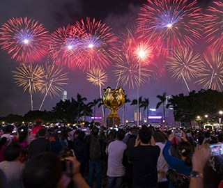 香港舉行新春煙花匯演慶祝傳統(tǒng)佳節(jié)