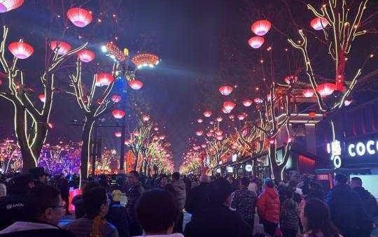 璀璨夜景“美如畫” 民眾夜游西安感受“濃濃年味”