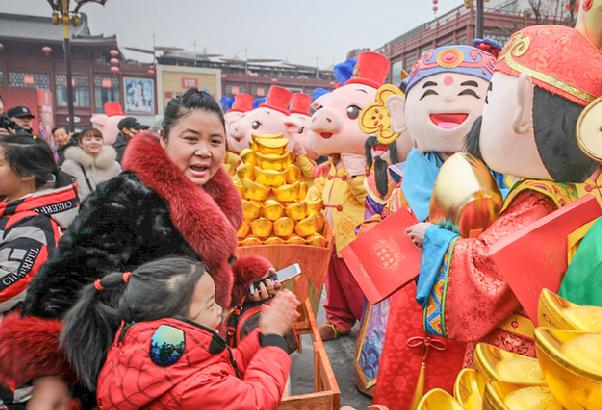 萬千游客大唐不夜城·現(xiàn)代唐人街“迎財(cái)神”
