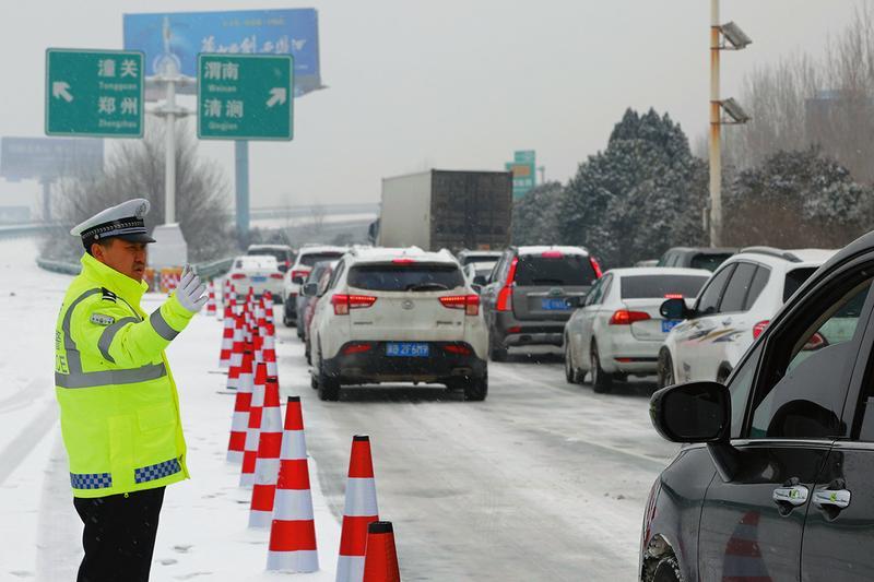 出動警力近萬人次 陜西公安交警全力應(yīng)對冰雪天氣