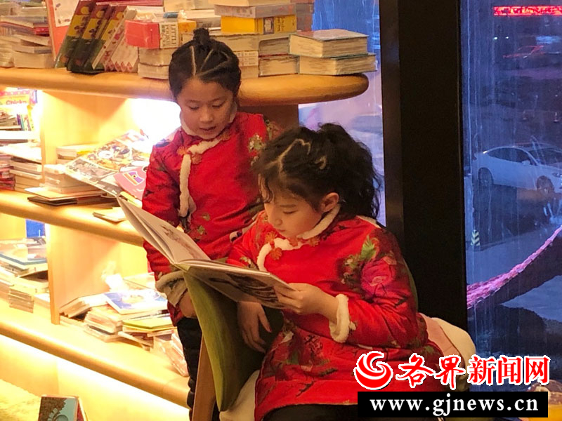 刘子曦、唐明月表姐俩正在寻找自己喜欢的绘本 刘子曦、唐明月表姐俩正在寻找自己喜欢的绘本