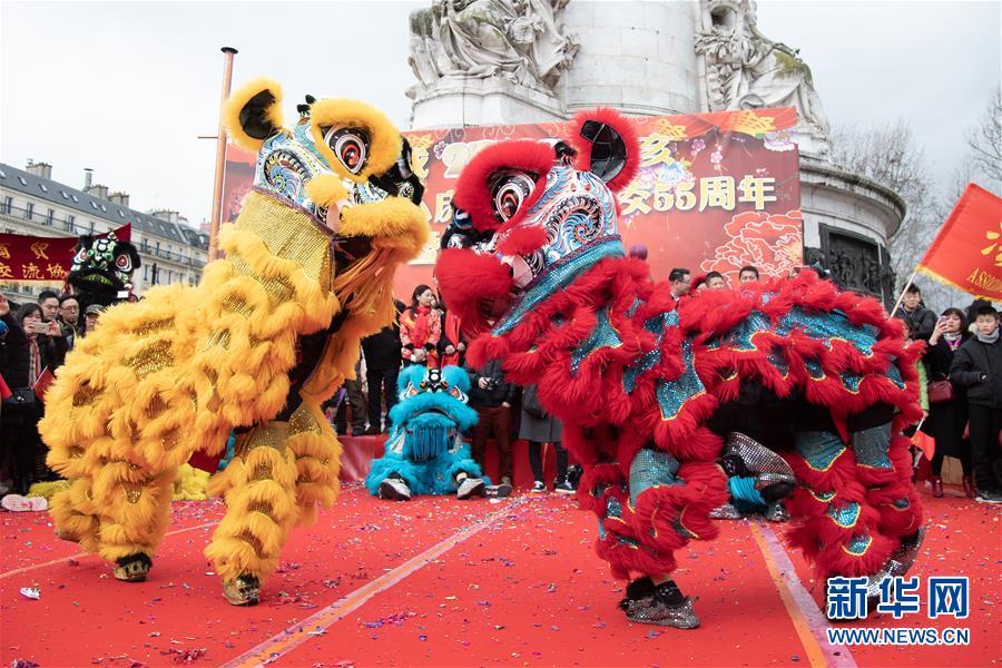 　2月10日，在法国巴黎，演员在活动现场进行舞狮表演。 当日，旅法侨团在法国巴黎共和国广场举行活动庆祝中国农历新年。 新华社发（杰克·陈摄）