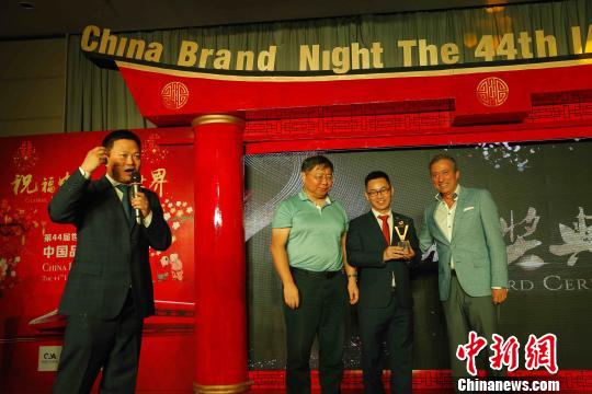 中国中车集团获颁“国际传播金驼铃奖”。　供图 摄