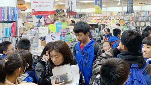 開學(xué)前陪“05”后逛了趟文具店  小書包里映襯出的時(shí)代變遷