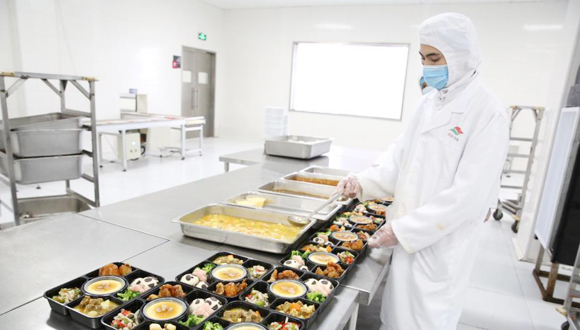 探訪西南地區(qū)最大鐵路配餐中心 動(dòng)車盒飯這樣“出鍋”