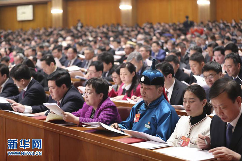 3月5日，第十三届 全国人民代表大会第二次会 议在北京人民大会堂开幕。这是代表在认真听会。 新华社记者 丁林 摄