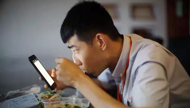 研究显示吃饭刷手机容易多吃