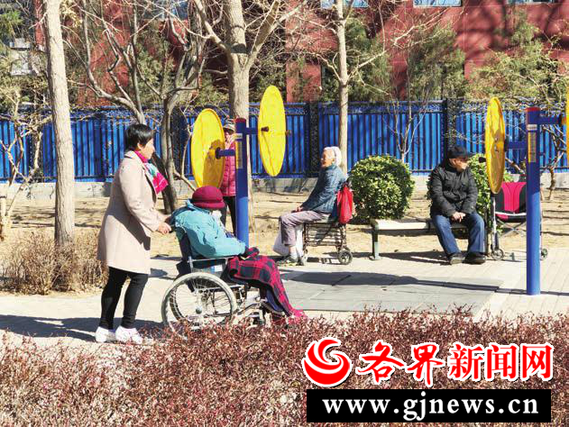 北京广安门北滨河路，老人们更青睐邻 里守望的社区居家养老模式。 满淑涵 摄