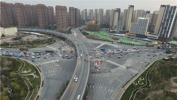 曲江十字匯聚50多條車道 西安最大十字路口微調(diào)