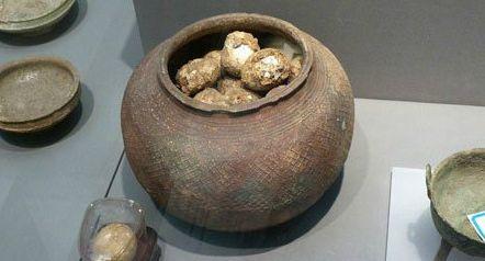 2500年前古墓挖出春秋时期鸡蛋 满满一罐完好无损