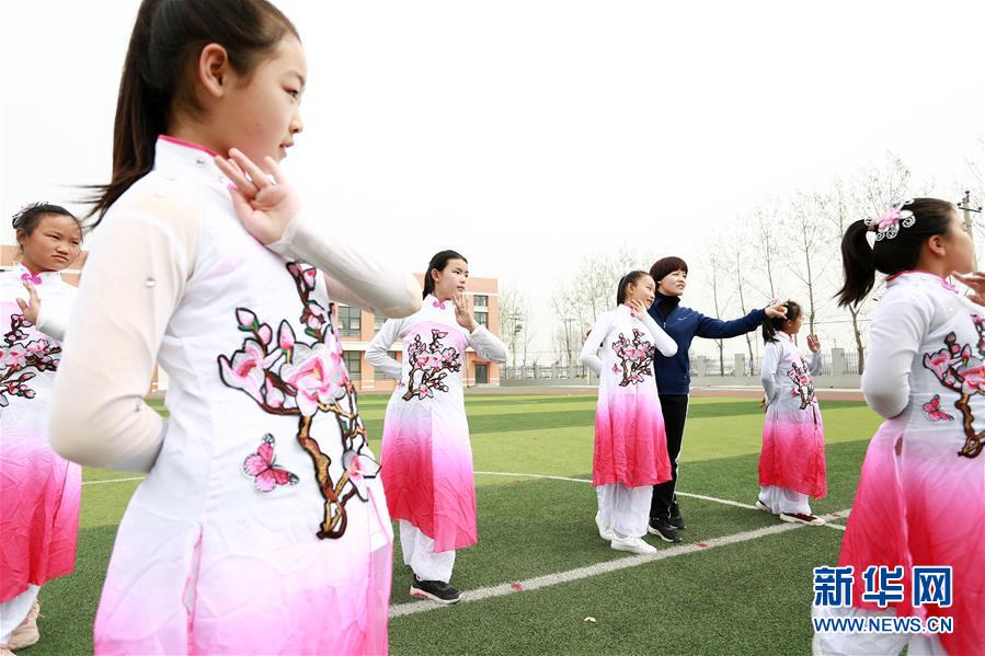 　3月27日，在河北省内丘县大良村小学，教师王占红指导学生进行戏曲表演。 当日是“世界戏剧日”，河北省内丘县大良村小学组织学生学唱戏、学表演，让孩子们感受传统戏曲的魅力。 新华社发（石晓鹏 摄）