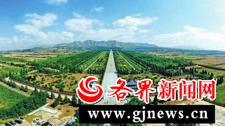 唐睿宗李旦桥陵 桥陵位于蒲城县城西北15公里的丰山,距西安90公里。它是唐朝第四代第五位皇帝睿宗李旦的陵寝。他是唐高宗李治和女皇武则天的儿子,是初唐转入盛唐时期承上启下、继往开来的关键人物。 桥陵以山为陵,在山腹开凿墓室,地面绕山势筑城,陵山一体,天人合一。桥陵墓道其内全部用石条填充,石条按“天地玄黄、宇宙洪荒”的千字文顺序整齐排列,石条大小不一,共用3900多块。从石条排列的整齐程度和勘探时在墓道口未发现扰动的状况判断,桥陵应未被盗。 历经千年沧桑,地面建筑已经损毁,土阙、陵墙等遗址和神道两边石刻尚存。石刻高大精美,富有写实性,它们排列在长625米、宽110米的神道(司马道)两侧,气势磅礴,蔚为壮观,历经1300多年,仍然眉目清晰、栩栩如生、神采奕奕,堪称盛唐石刻艺术的露天博物馆。这些石刻有象征着帝王权力、皇家陵寝标志的石柱;用自己忠诚勇鸷守卫陵园的獬豸;见证了中外友好往来的鸵鸟;四肢粗壮、披戴华丽的仗马;帝王陵墓的守护神石翁仲;尚待专家考证或使臣或侍女的小石人;气势轩昂、让人望而生畏的石狮等。 桥陵的17座陪葬墓分布在陵园的东南区域,已确定墓主身份的有唐让帝李宪惠陵、惠文太子李范墓、惠庄太子李撝墓、惠宣太子李业墓、代国公主李华墓、凉国公主李苑墓、鄎国公主墓、金仙公主墓、贤妃王芳媚墓、云麾将军李思训墓、肃明刘后和昭成窦后附葬墓,其中惠陵博物馆已于2017年8月30日对外开放。 桥陵带给大家的,不仅有凝聚着民族智慧的精美石刻,还有自强、开放、包容、创新的大唐气象,更有许多未解之谜期待着我们共同去探索。 唐睿宗李旦桥陵 桥陵位于蒲城县城西北15公里的丰山,距西安90公里。它是唐朝第四代第五位皇帝睿宗李旦的陵寝。他是唐高宗李治和女皇武则天的儿子,是初唐转入盛唐时期承上启下、继往开来的关键人物。 桥陵以山为陵,在山腹开凿墓室,地面绕山势筑城,陵山一体,天人合一。桥陵墓道其内全部用石条填充,石条按“天地玄黄、宇宙洪荒”的千字文顺序整齐排列,石条大小不一,共用3900多块。从石条排列的整齐程度和勘探时在墓道口未发现扰动的状况判断,桥陵应未被盗。 历经千年沧桑,地面建筑已经损毁,土阙、陵墙等遗址和神道两边石刻尚存。石刻高大精美,富有写实性,它们排列在长625米、宽110米的神道(司马道)两侧,气势磅礴,蔚为壮观,历经1300多年,仍然眉目清晰、栩栩如生、神采奕奕,堪称盛唐石刻艺术的露天博物馆。这些石刻有象征着帝王权力、皇家陵寝标志的石柱;用自己忠诚勇鸷守卫陵园的獬豸;见证了中外友好往来的鸵鸟;四肢粗壮、披戴华丽的仗马;帝王陵墓的守护神石翁仲;尚待专家考证或使臣或侍女的小石人;气势轩昂、让人望而生畏的石狮等。 桥陵的17座陪葬墓分布在陵园的东南区域,已确定墓主身份的有唐让帝李宪惠陵、惠文太子李范墓、惠庄太子李撝墓、惠宣太子李业墓、代国公主李华墓、凉国公主李苑墓、鄎国公主墓、金仙公主墓、贤妃王芳媚墓、云麾将军李思训墓、肃明刘后和昭成窦后附葬墓,其中惠陵博物馆已于2017年8月30日对外开放。 桥陵带给大家的,不仅有凝聚着民族智慧的精美石刻,还有自强、开放、包容、创新的大唐气象,更有许多未解之谜期待着我们共同去探索。