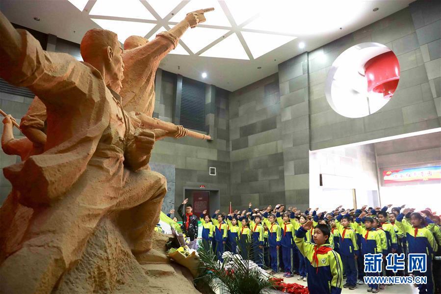 4月2日，河北省邢台市的学生在冀南革命纪念馆缅怀革命先烈。新华社发（宋杰 摄）