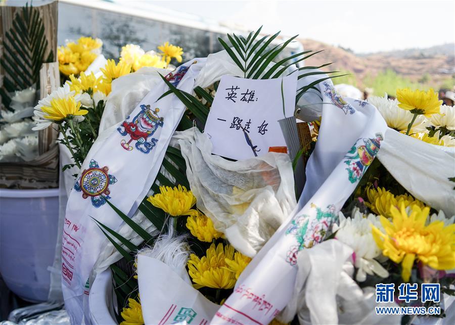 这是在西昌市殡仪馆为牺牲的扑火人员敬献的鲜花和哈达（4月2日摄）。　新华社记者 张超群 摄