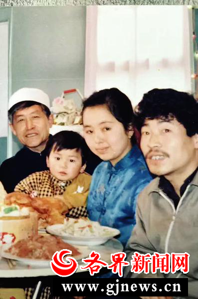 陈旭阳（左三）和父亲（左一）在一起