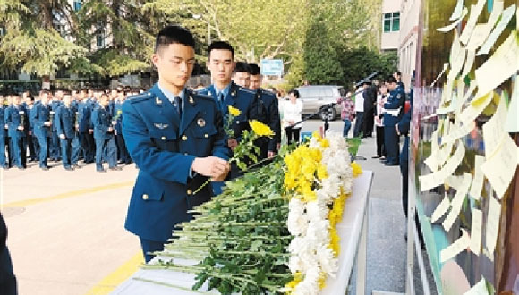 感恩大愛 牢記使命 醫(yī)學學子深情緬懷“無言良師”