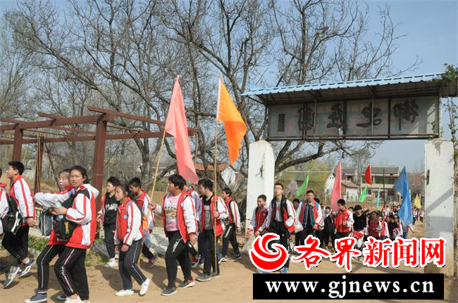 洛南景村中学举行研学旅行活动