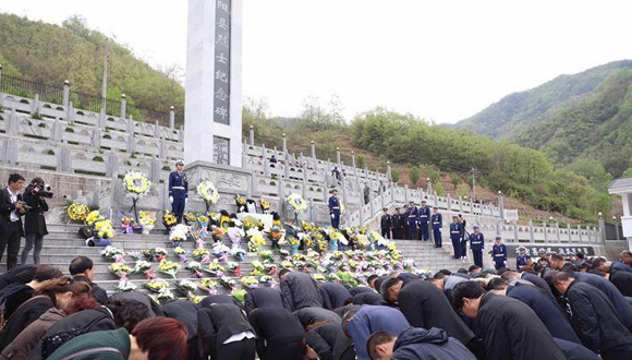 五千余群眾今日送別涼山森林火災(zāi)中犧牲的陜西籍烈士高繼塏