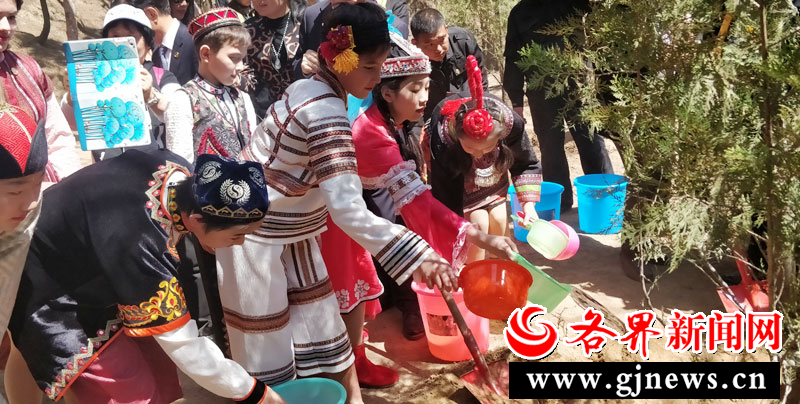 华夏儿女参加“炎黄子孙林·侨胞林”植树活动 华夏儿女参加“炎黄子孙林·侨胞林”植树活动
