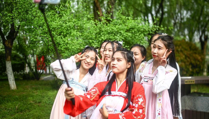 陽(yáng)光四月華服昭昭 百余青年邂逅“醉美”大明宮