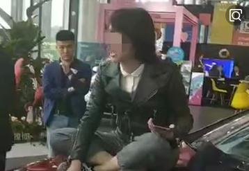 三问奔驰维权事件：服务费进了谁腰包？能否三倍赔偿？