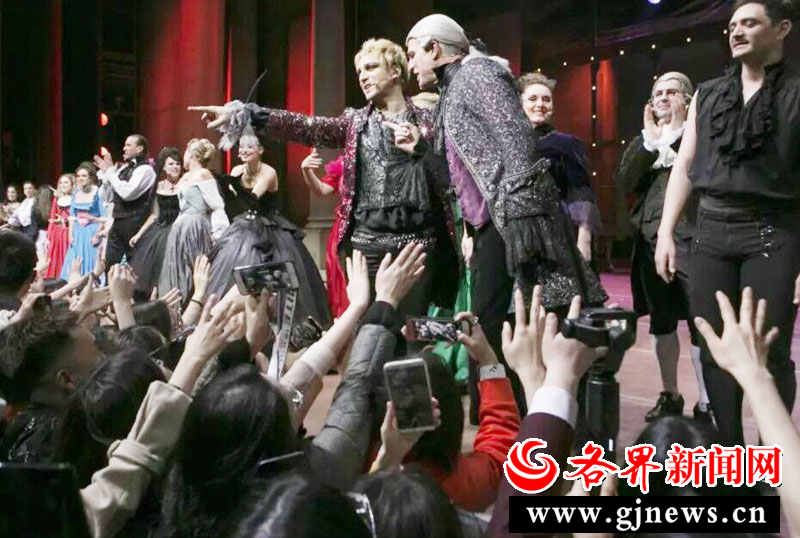 演出结束后,粉丝与《摇滚莫扎特》 主创人员互动。 (陕西大剧院供图) 演出结束后,粉丝与《摇滚莫扎特》 主创人员互动。 (陕西大剧院供图)