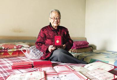 西安95岁老人每天义务捡烟头 邻居称赞她为“行走的教科书”