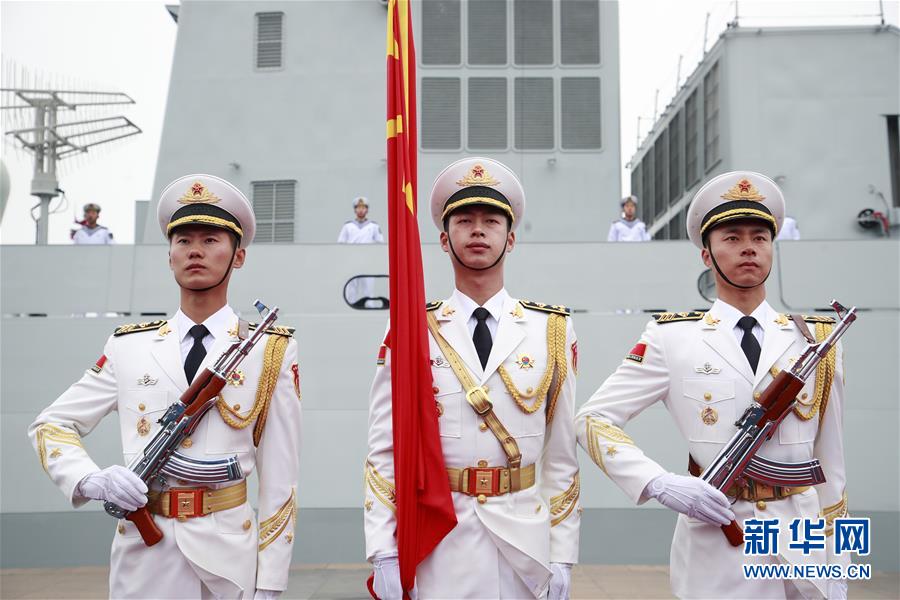 4月23日，中国人民解放军海军仪仗队列队。新华社记者 李刚 摄