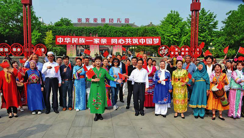 中華民族一家親 同心共筑中國夢——省政協(xié)少數(shù)民族界別委員《我和我的祖國》歌唱快閃活動側(cè)記