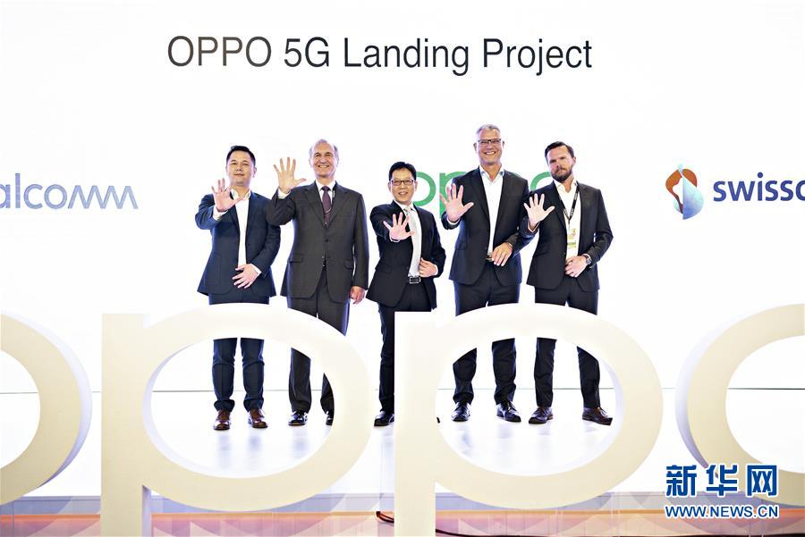 这是4月24日在瑞士苏黎世拍摄的OPPO首款5G手机Reno 5G版发布会。 当日，作为瑞士电信5G商用的首批合作伙伴之一，OPPO在苏黎世发布其首款5G商用手机Reno 5G版。瑞士电信目前已获得多个5G频率波段政府许可，并计划于2019年内向用户提供5G网络和服务。 新华社发（米歇尔·立米纳摄）