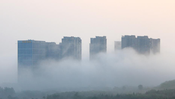西安清晨現(xiàn)平流霧宛若“仙境”